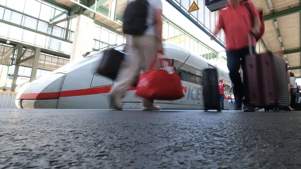 Bahnverkehr: ARCHIV - 30.06.2025, Baden-Württemberg, Stuttgart: Reisende auf einem Bahnsteig im Hauptbahnhof zu einem ICE Zug der Deutschen Bahn. (zu dpa: «Bahnverkehr am Stuttgarter Hauptbahnhof eingestellt») Foto: Bernd Weißbrod/dpa +++ dpa-Bildfunk +++