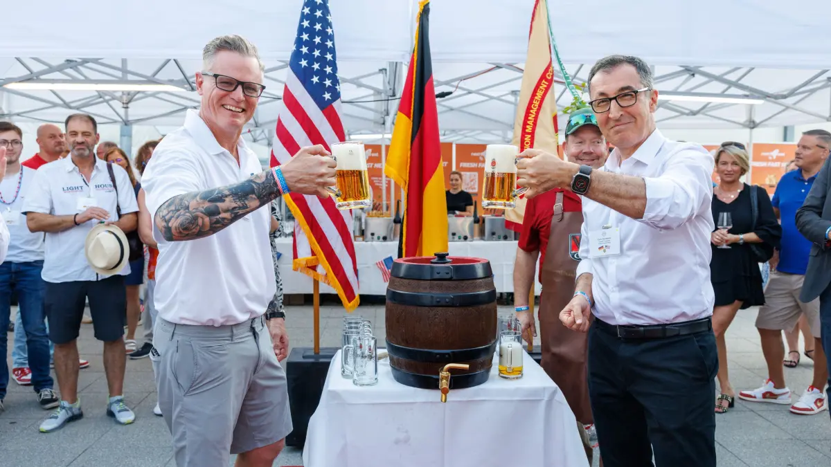 Independence Day: Böblingen, Panzerkaserne, Feier zum 250. Geburtstag der USA bei der Stuttgarter US-Garnison in der Böblinger Panzerkaserne. MP Özdemir nimmt auch teil. Judd Sanford und Cem Özdemir stoßen an.