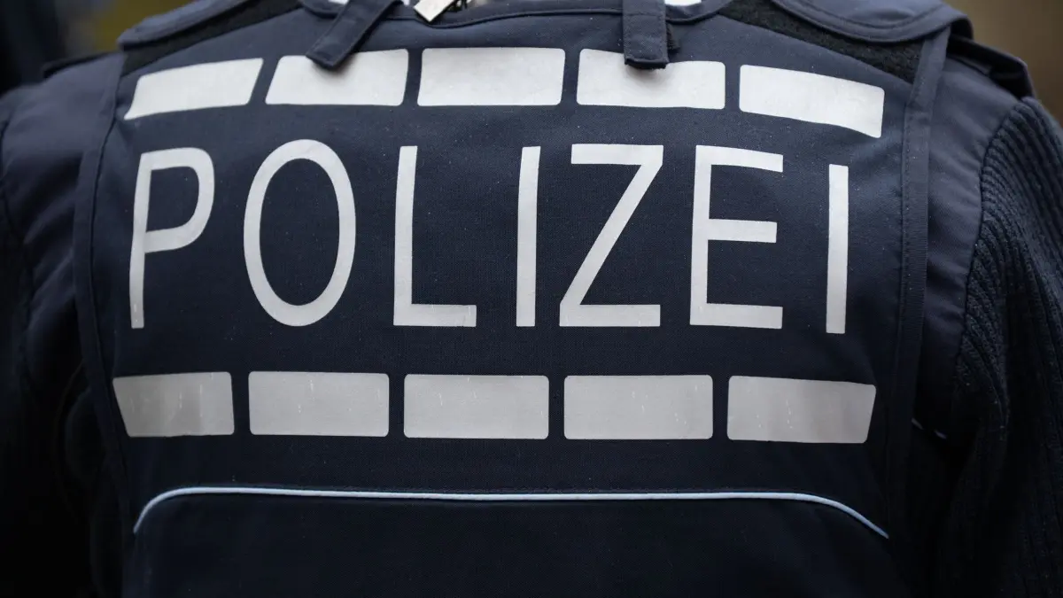 Polizei: ARCHIV - 25.02.2025, Baden-Württemberg, Dornhan: Der Schriftzug «POLIZEI» ist auf der Uniform eines Polizisten in Gundelshausen bei Dornhan (Landkreis Rottweil) zu sehen. (zu dpa: «Junge Männer werfen Böller aus Auto - Polizei findet Waffen») Foto: Silas Stein/dpa +++ dpa-Bildfunk +++