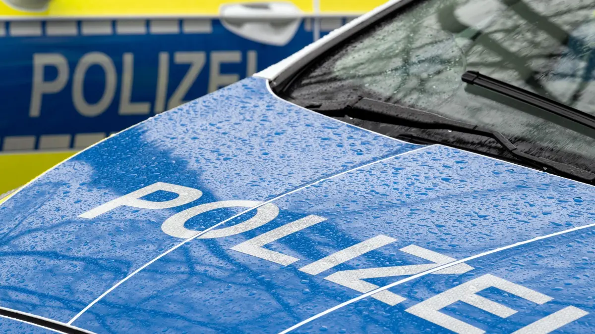 Kommunistische Symbole und Parolen in Lichtenberg: ARCHIV - 22.03.2024, Brandenburg, Trebbin: Der Schriftzug „Polizei“ auf der Kühlerhaube eines Autos, aufgenommen während einer Verkehrskontrolle an der Berliner Straße. Beschmiert waren nach Angaben der Polizei insgesamt fünf Gebäude an der Gudrunstraße und der Frankfurter Allee sowie der S-Bahnhof Lichtenberg. (zu dpa: «90-Jährige nach Badeausflug aus Schlamm gerettet») Foto: Soeren Stache/dpa +++ dpa-Bildfunk +++