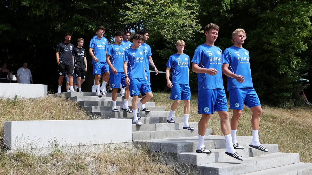 Fußball SV Stuttgarter Kickers Trainingsauftakt: BAU // Stuttgart -Degerloch, Fußball SV Stuttgarter Kickers Trainingsauftakt, Feature, die Neuzugänge gehen die Treppe zum Training herunter, vorne v.l. Neuzugänge Malik Sama und Laurin Völlmerk, 2. Reihe, v.l. Nico Molinari und Christoph Meister, 3. Reihe v.l. Leandro Mendes-Rangel (Kader U19) und Ardi Mulaj, 4. Reihe v.l. Yannick Glessing, Ben-Luca Fisher