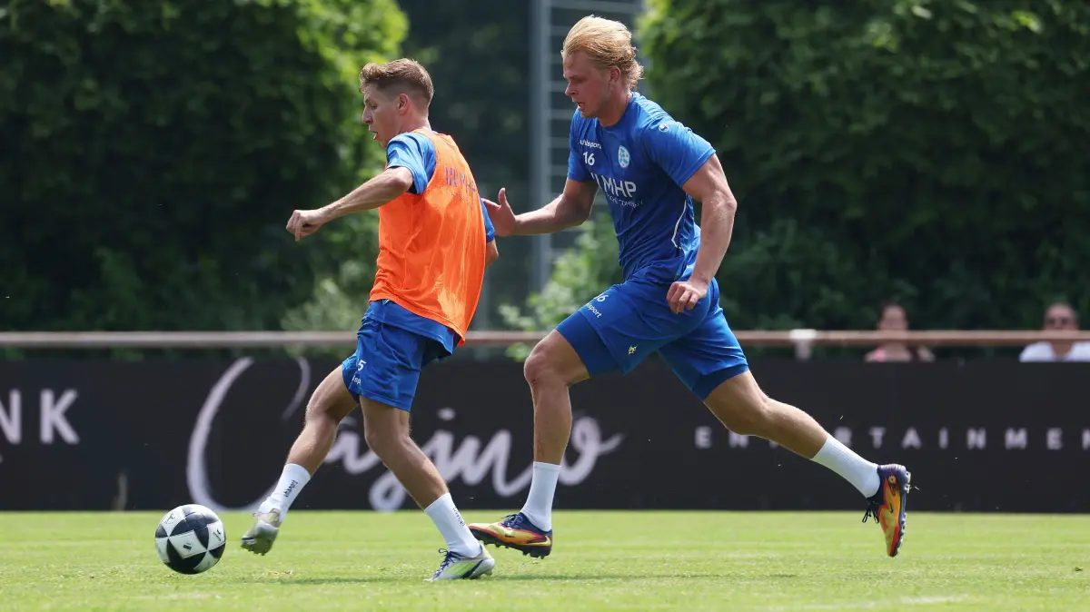 Fußball SV Stuttgarter Kickers Trainingsauftakt: BAU // Stuttgart -Degerloch, Fußball SV Stuttgarter Kickers Trainingsauftakt, v.l. Nico Blank, Neuzugang Laurin Völlmerk