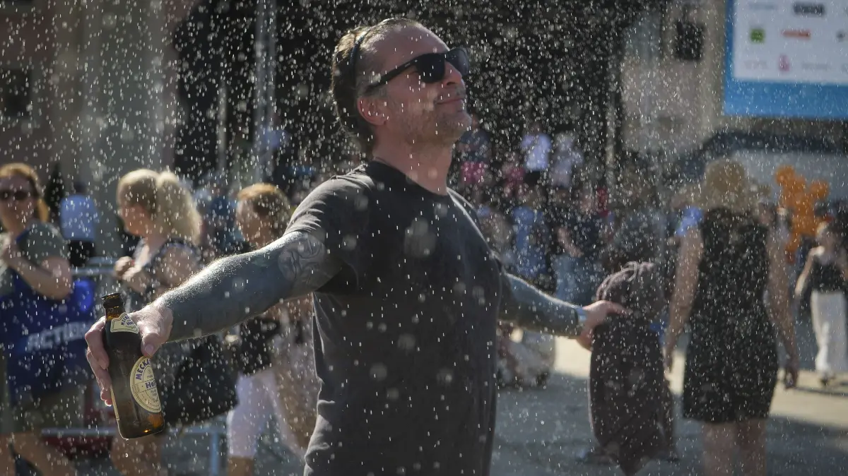 Ludwigsburg - Marktplatzfest in Ludwigsburg bei großer Hitze. Im Bild: Um 17 Uhr was es noch 40 Grad - kaum Besucher auf dem Marktplatz