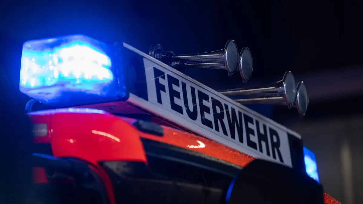 Feuerwehr: ARCHIV - 12.02.2025, Baden-Württemberg, Stuttgart: Ein Einsatzfahrzeug der Feuerwehr steht mit Blaulicht bei der Feuerwache. (zu dpa: «Notfall in der Elbe - ein Mensch vermisst») Foto: Marijan Murat/dpa +++ dpa-Bildfunk +++