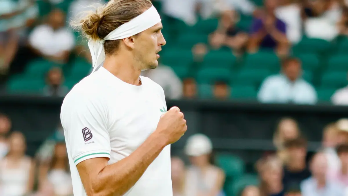 Alexander Zverev: ARCHIV - 30.06.2025, Großbritannien, London: Tennis, Grand Slam, ATP-Tour, Wimbledon, Einzel, Herren, 1. Runde. Rinderknech (Frankreich) - Zverev (Deutschland). Alexander Zverev ballt die Faust. (zu dpa: «Zverev-Start und Comeback von Serena Williams in Wimbledon») Foto: Frank Molter/dpa +++ dpa-Bildfunk +++