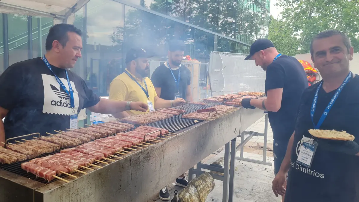 Frisch vom Grill: Die freiwilligen Helfer von der griechischen Schule Stuttgart-Vaihingen versorgen die Besucher mit traditionellen griechischen Spezialitäten.