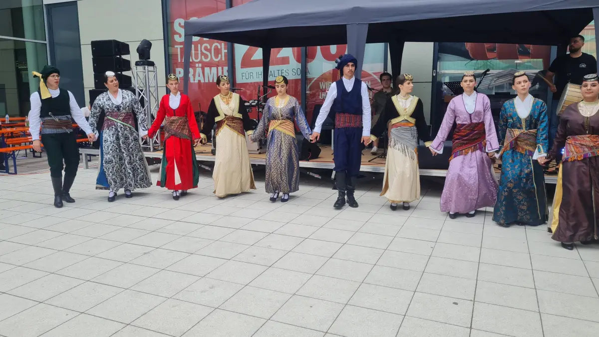 An beiden Wochenendtagen werden die Besucher mit zahlreichen Shows griechischer Tanzvereine unterhalten.