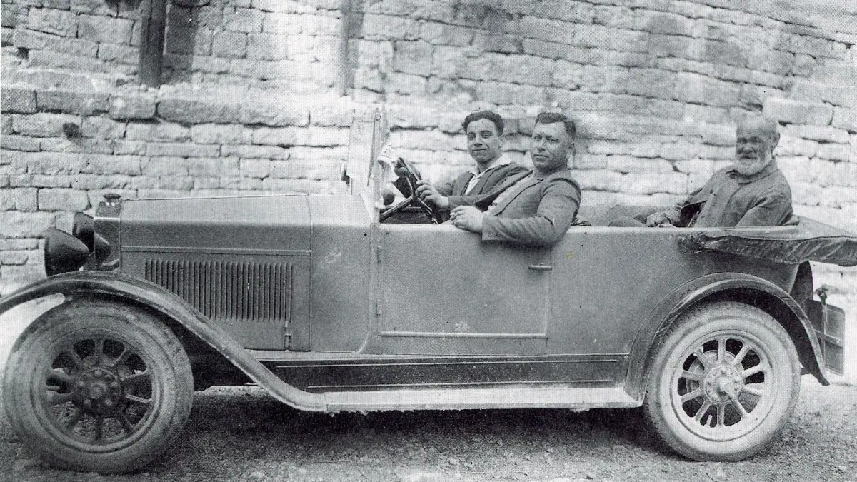 Der erste Auto in Rielingshausen um 1926. Besitzer war Hermann Jeutter. Vorne links sitzt der Kronenwirt Eugen Reinhold, hinten hat Gottlob Jeutter Platz genommen, der Großvater von Hermann Jeutter.