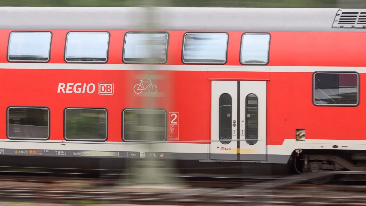 Regionalexpress: ARCHIV - 16.05.2018, Baden-Württemberg, Stuttgart: Eine Bahn der DB Regio. (zu dpa: «Gleisschäden bei Hannover - Ausfälle und Verspätungen») Foto: Sebastian Gollnow/dpa +++ dpa-Bildfunk +++
