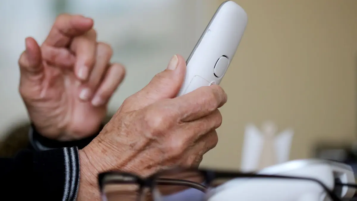 Telefonbetrug: ARCHIV - 10.03.2021, Nordrhein-Westfalen, Essen: Ein Senior hält einen Telefonhörer in der Hand. (zu dpa: «Aktionswoche für Ältere klärt über Betrugsmaschen auf») Foto: Roland Weihrauch/dpa +++ dpa-Bildfunk +++