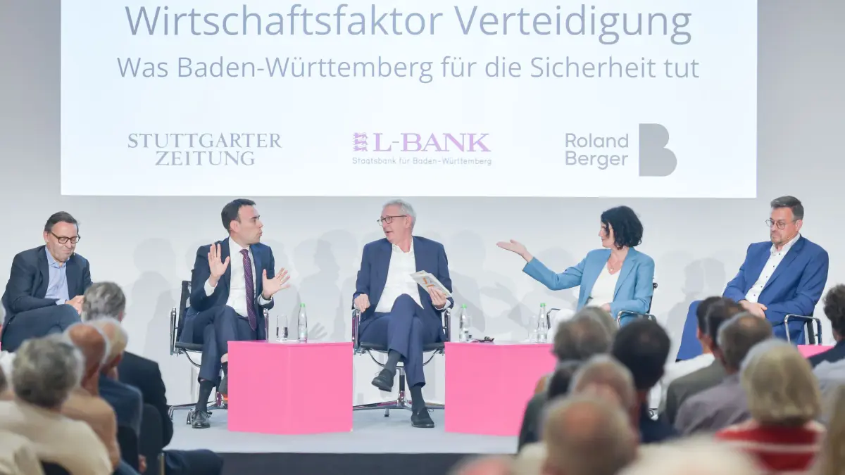 Podiumsdiskussion: Stuttgart, Podiumsdiskussion „Wirtschaftsfaktor Verteidigung – Was Baden-Württemberg für die Sicherheit tut“
Podiumsteilnehmer:
• Dr. Nils Schmid, Parlamentarischer Staatssekretär beim Bundesminister der Verteidigung
• Dr. Susanne Herre, Hauptgeschäftsführerin der IHK Region Stuttgart
• Christoph Ruffner, CEO, Thales Deutschland
• Stefan Schaible, Global Managing Partner, Roland Berger
Moderiert von Joachim Dorfs
Börsenplatz 1 , Stuttgart 70174 Deutschland
V. L-Bank Fr. Weymayr,
v. Roland Berger Hr. Berret