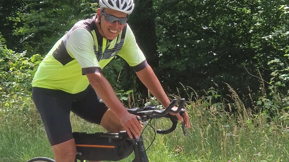 Gut gelaunt startet Dietmar Kuntz auf dem Rennrad seine Herausforderung.