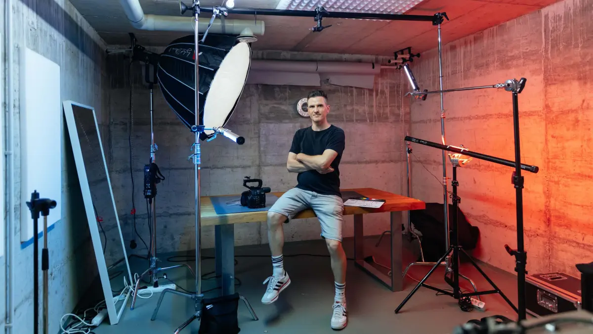Bunker: Böblingen, Philip Fricker hat einen Bunker, er nutzt diesen Aktuell als Studio für kleine Filmprojekte. Neben der schweren Eingangstüre ist auch eine alte aber voll funktionfähige Lüftungsanlage vorhanden. Ursprünglich sollte er den Leuten in der Straße im Fall eines Raketenangriffs kurzzeitig schutz bieten.