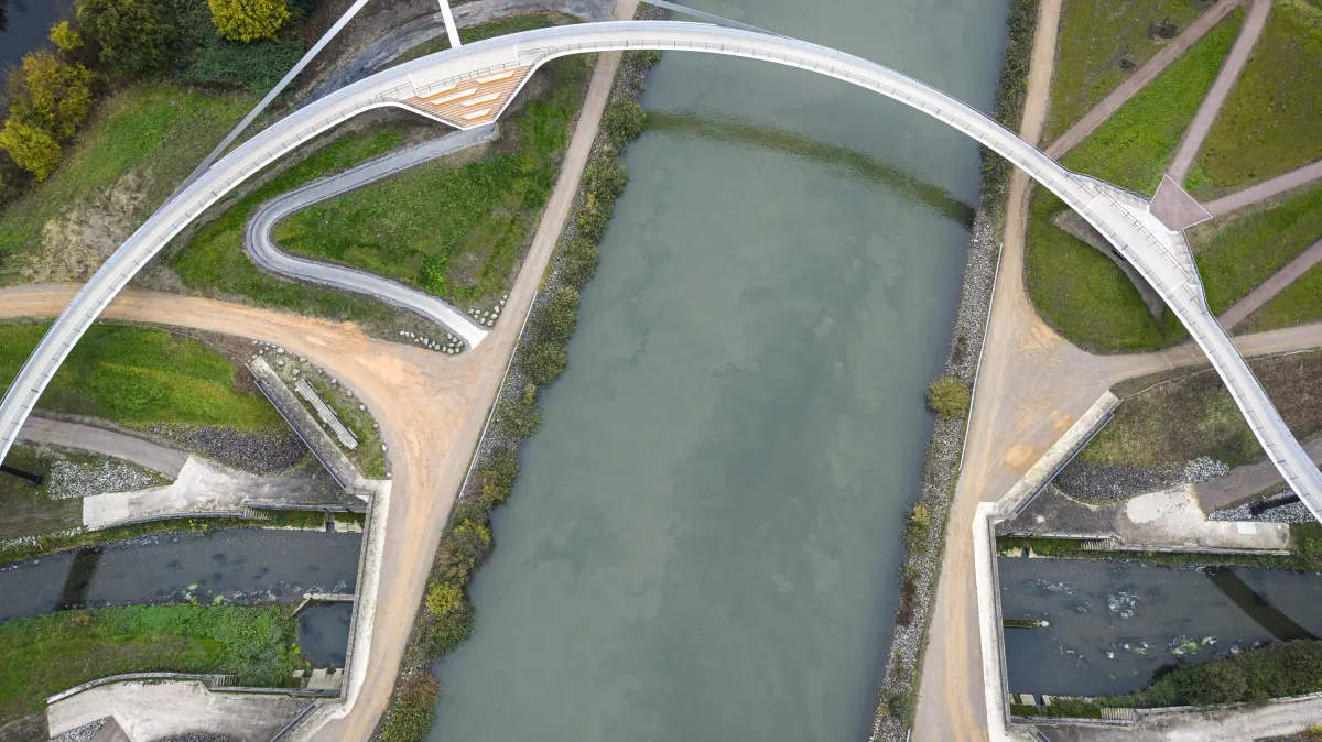 In der Auswahl zum Deutschen Ingenieurbaupreis: Die Brücke Siver Arrow in Castrop-Rauxel ist als mehrfach gekrümmte Ganzstahlkonstruktion mit einer Länge von über 400 Metern ausgeführt, und zwar von INGE Schüßler-Plan mit DKFS.