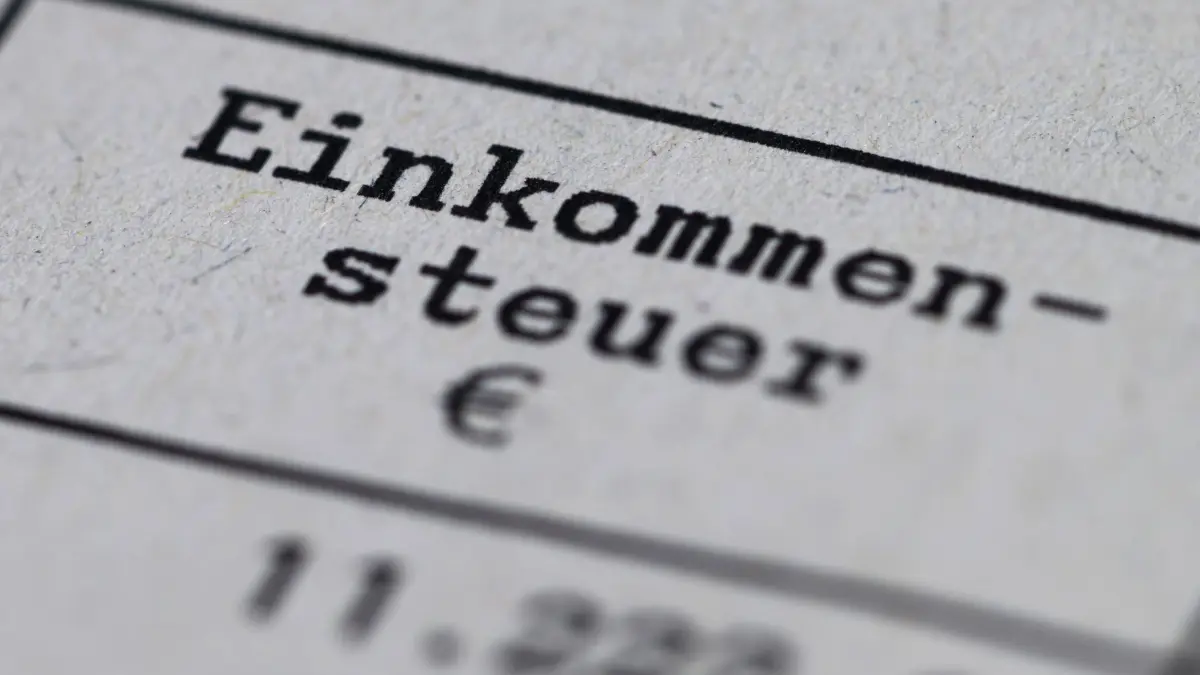 Steuerbescheid: ILLUSTRATION - 10.07.2025, Sachsen, Dresden: Ein Steuerbescheid mit dem Vermerk «Einkommensteuer» liegt auf einem Tisch. (zu dpa: «Großer Brocken Steuerreform - darum geht es») Foto: Robert Michael/dpa +++ dpa-Bildfunk +++