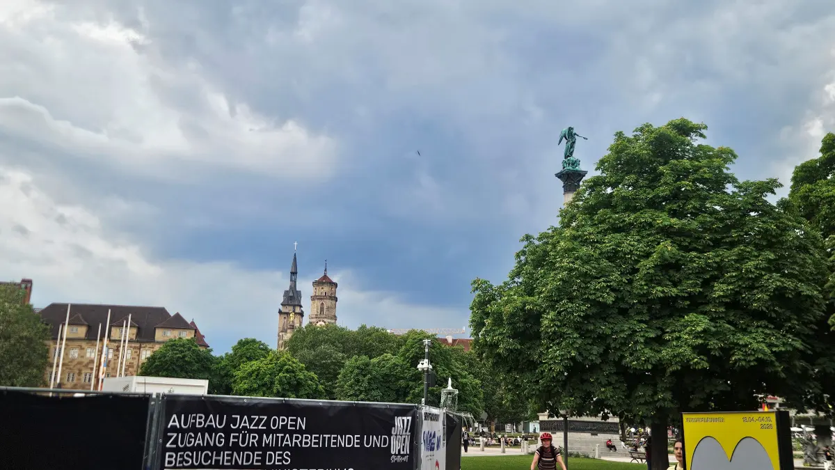 Dunkle Wolken ziehen am Dienstag über Stuttgart auf.