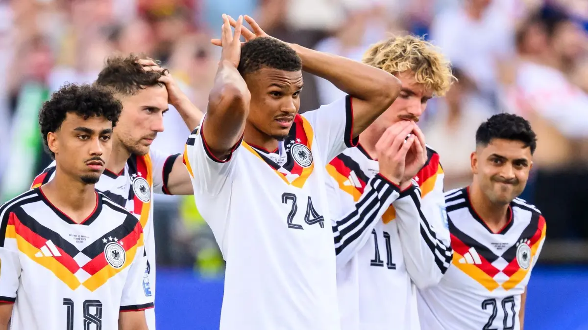 WM 2026 - Deutschland - Paraguay: 29.06.2026, USA, Foxborough: Fußball, Männer: WM, Deutschland - Paraguay, Finalrunde, Sechzehntelfinale, Boston-Stadion, Nathaniel Brown (Deutschland), Leon Goretzka (Deutschland), Malick Thiaw (Deutschland), Nick Woltemade (Deutschland) und Nadiem Amiri (Deutschland) reagieren nach dem Spiel unzufrieden. Deutschland verliert im Elfmeterschießen.
ACHTUNG: Gemäß den Auflagen der FIFA dürfen die Bilder ausschließlich zur redaktionellen Verwendung genutzt werden. Eine kommerzielle Nutzung ist ausgeschlossen. Zudem dürfen keine videoähnlichen Sequenzen erstellt werden, und es dürfen keine Veränderungen weder im Vordergrund noch im Hintergrund am Bild vorgenommen werden. Foto: Tom Weller/dpa +++ dpa-Bildfunk +++