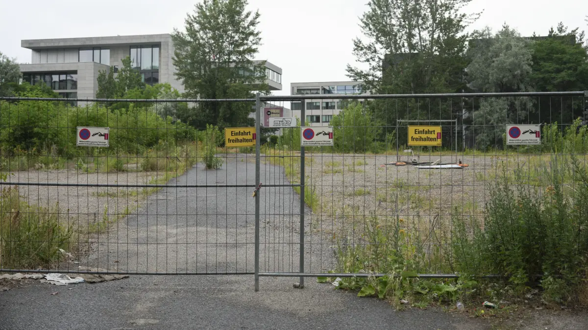 Blick auf ein abgezäuntes Gelände in Berlin Mitte, unter dem sich eine Bunkeranlage der ehemaligen Neuen Reichskanzlei in der Voßstraße in Berlin -Mitte befindet.