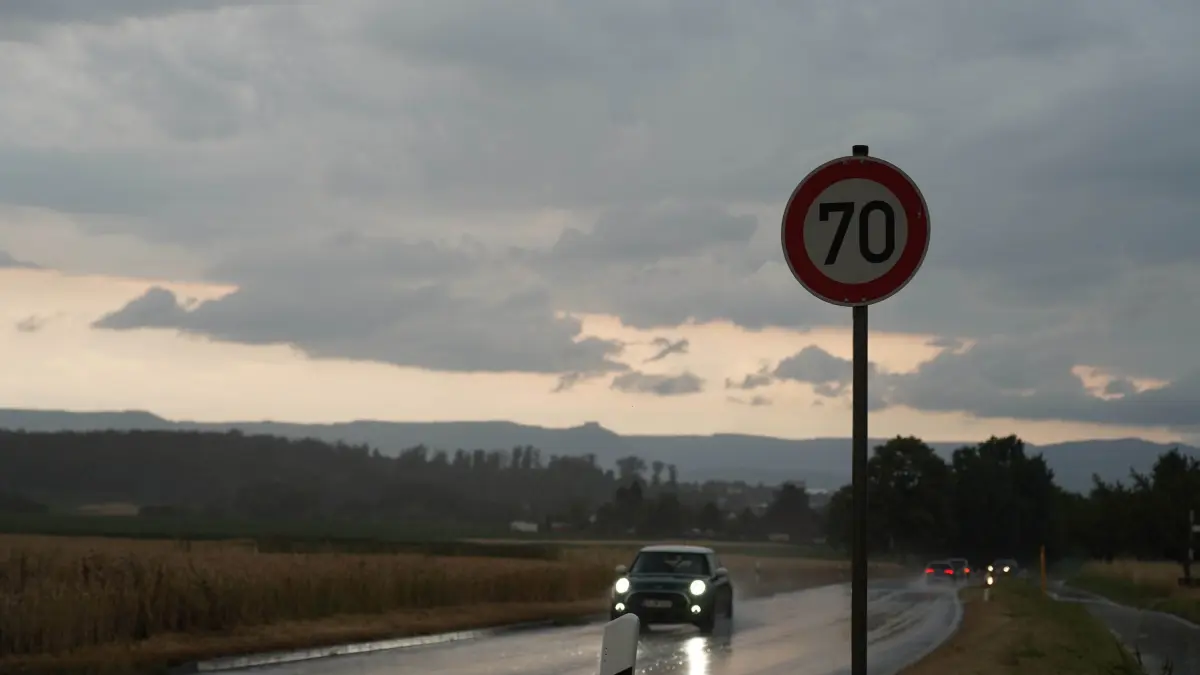 Unwetter in der Stuttgarter Region sorgte fuer Abkuehlung, Akuell bei 20 Grad , im Bild Neuhausen auf den Fildern sorgte Starkregen und Blitze.
Foto Andreas Rosar Fotoagentur-Stuttgart 30.06.2026