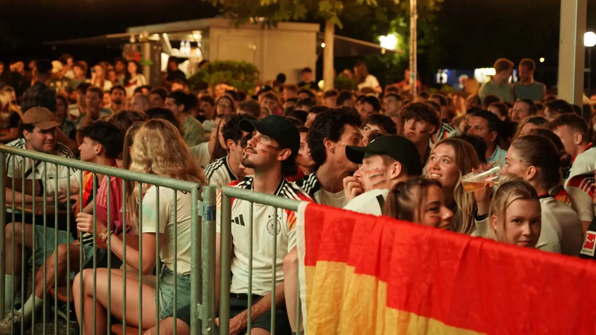 Stuttgart Schlossgarten Biergarten Sonja Merz volles Haus aus beim Public Viewing Fussball Krimi Deutschland verliert beim Elfmeter Schiessen gegen Paraquay. Die Stimmung war Gut Jubel aber auch grosse Trauer.
Foto Andreas Rosar Fotoagentur-Stuttgart 29.- 30.06.2026