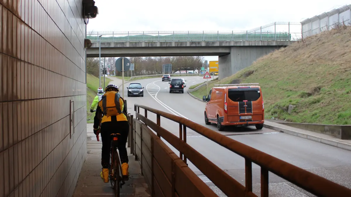 Flughafentunnel zwischen Bernhausen und Plieningen, B 312, Verkehr, Autos, Radfahrer, Verkehrsministerium
