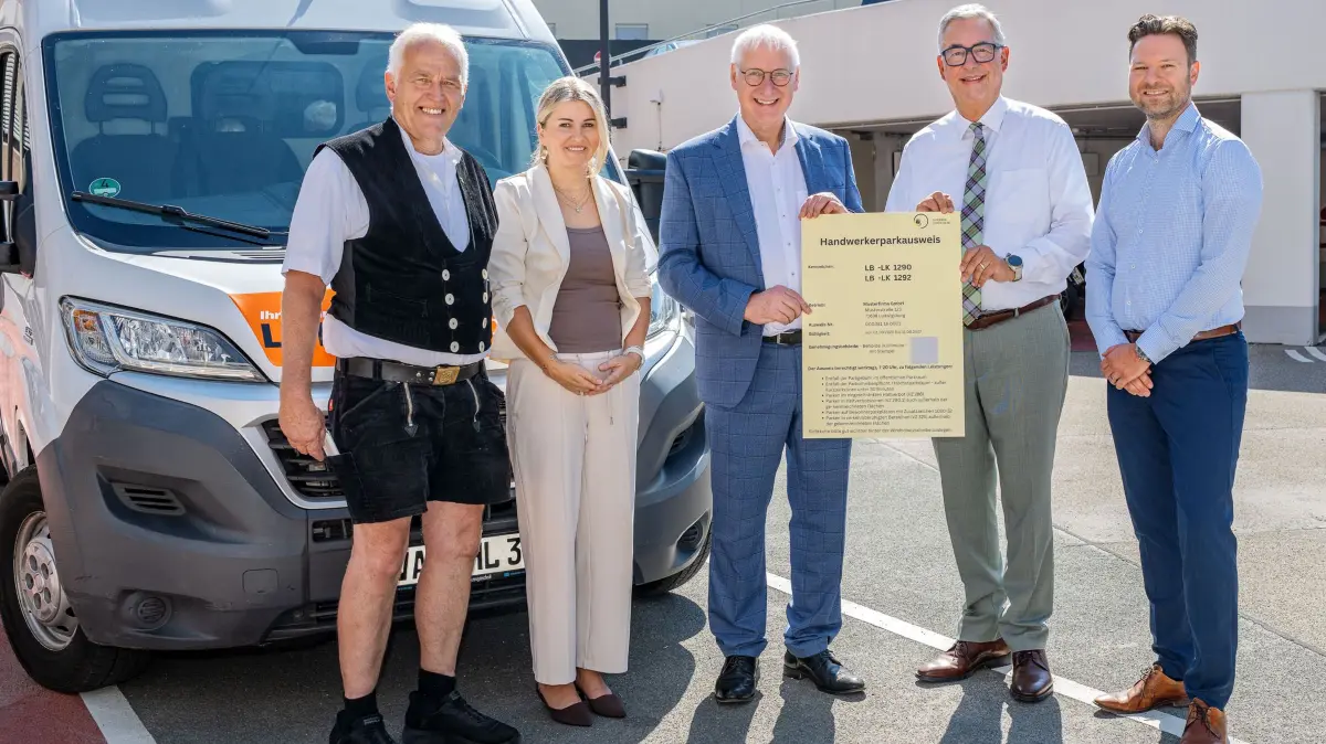 Ab September kann der Parkausweis beantragt werden. Von links: Stefan Leibfried, Obermeister der Zimmerer-Innung Ludwigsburg, Nicole Ackermann, Geschäftsführerin Kreishandwerkerschaft, Kreis-Handwerksmeister Albrecht Lang, Landrat Dietmar Allgaier und Wirtschaftsförderer Oliver Reichert.