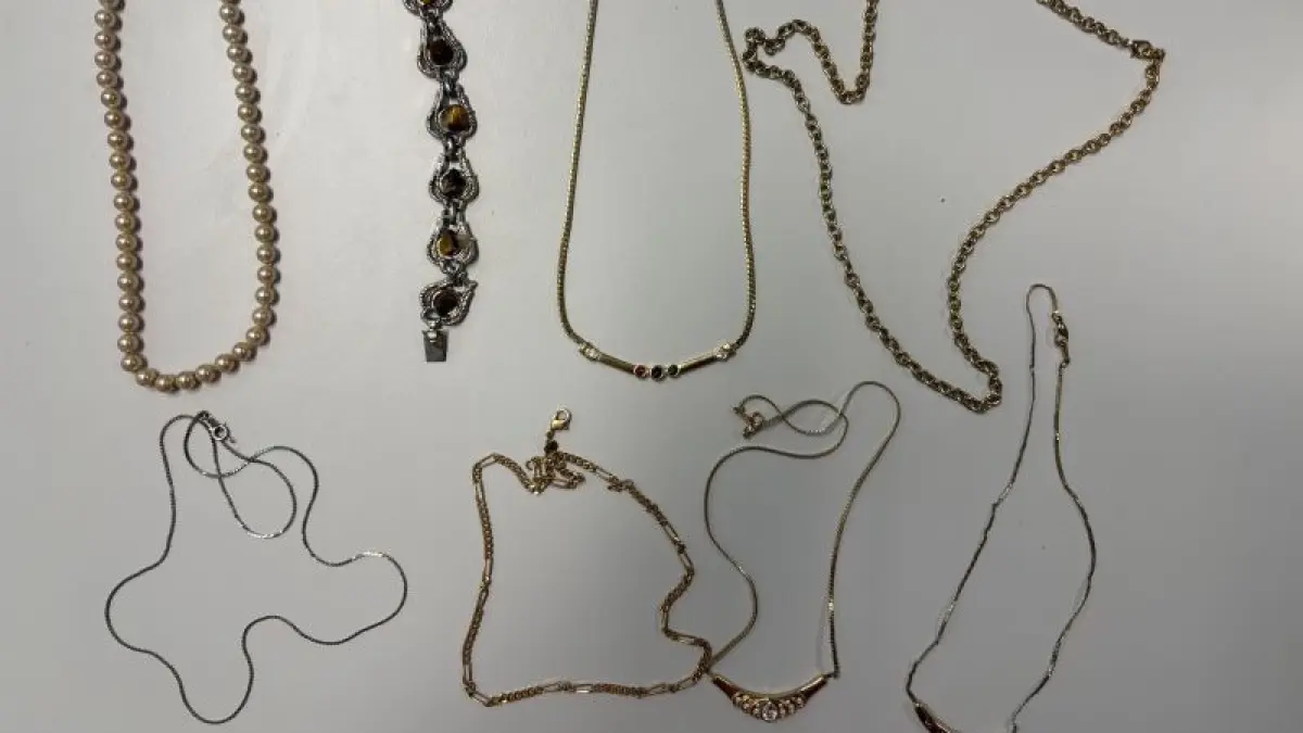 Der gefundene Schmuck könnte bei einer Straftat entwendet worden sein.