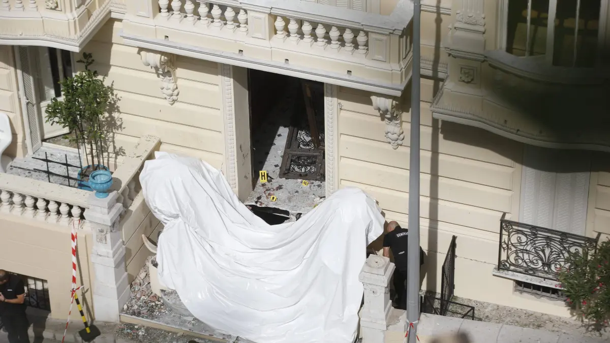 Explosion d’origine criminelle à Monaco: Explosion ofof criminal origin in Monaco PHOTOPQR NICE MATIN OTTONELLO Jean Francois Monaco June 30, 2026 ATTACK EXPLOSION MONACO A bomb planted in the lobby of a building in Monaco injured three people, including a Ukrainian oligarch, on Monday, June 29, 2026. A suspect is still being actively sought in the aftermath of the incident. MONACO EXPLOSION Three people were injuredtwo seriouslyin Monaco on Monday evening following an explosion in a residential building near the French border. Authorities are pointing to a possible malicious act. Monaco, France PUBLICATIONxNOTxINxFRAxBELxSUIxUK Copyright: xPHOTOPQR/NICExMATIN/MAXPPPxOTTONELLOxJean-Francoisx 20260630NIM5313 20260630NIM5657