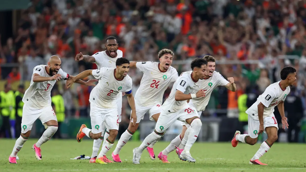 WM 2026 - Niederlande - Marokko: 29.06.2026, Mexiko, Guadalupe: Fußball, Männer: WM, Niederlande - Marokko, Finalrunde, Sechzehntelfinale, Monterrey-Stadion in Guadalupe. Die marokkanische Mannschaft beginnt zu jubeln, nachdem sie das Achtelfinalspiel der Fußball-Weltmeisterschaft zwischen den Niederlanden und Marokko im Elfmeterschießen gewonnen hat. Foto: Sofia Yaker/AP/dpa +++ dpa-Bildfunk +++