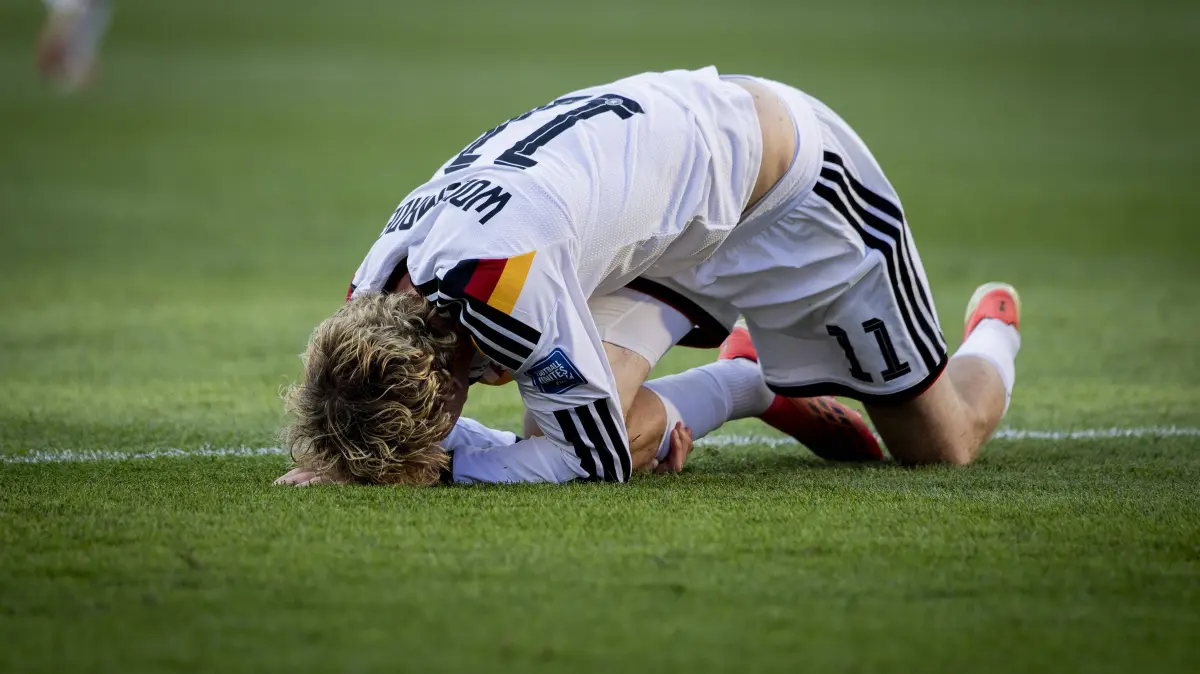 Nick Woltemade liegt am Boden - wie die ganze Mannschaft.