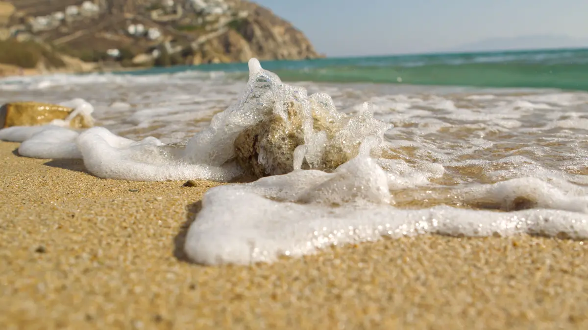 Der Strand in der Nähe der Stadt Elias auf der griechischen Insel Mykonos im Mittelmeer.