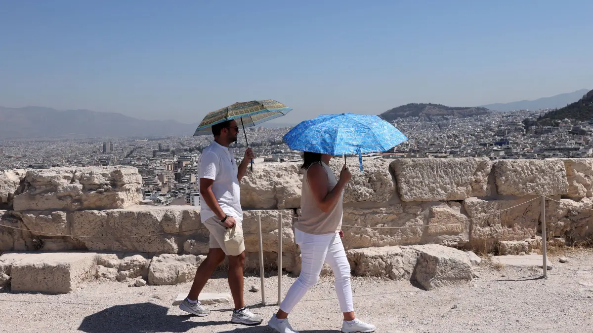 Ohne Sonnenschutz geht in Athen im Sommer nichts mehr.
