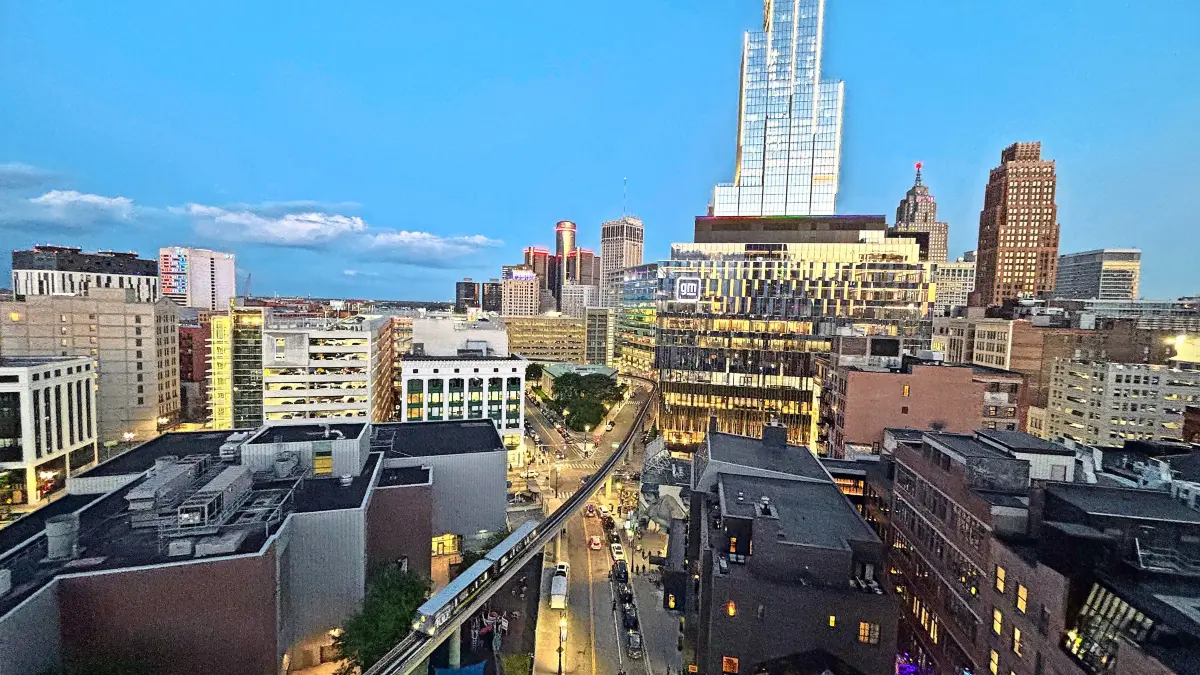 Glänzende Aussicht: Die Skyline von Detroit mit dem Hudson Tower als zentraler Orientierungspunkt.