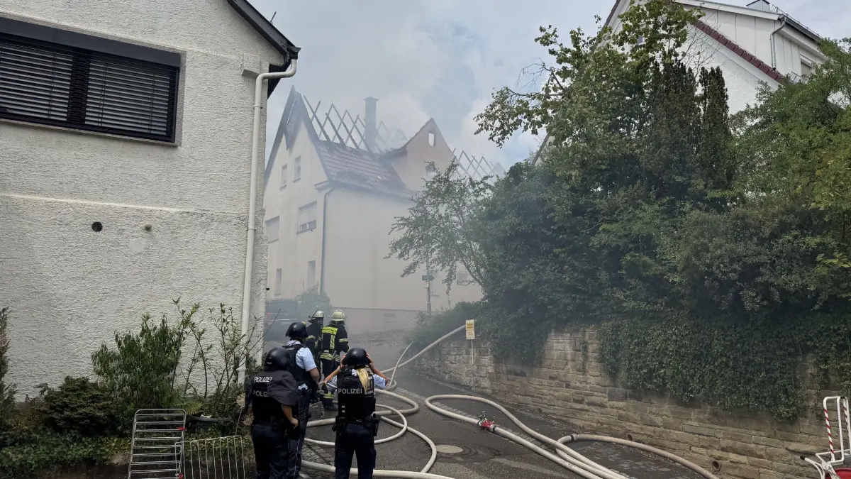 POL-LB: Ingersheim-Kleiningersheim: Dachstuhlbrand in der Hauptstrasse - Erstmeldung: POL-LB: Ingersheim-Kleiningersheim: Dachstuhlbrand in der Hauptstrasse - Erstmeldung<br /><br />
<br /><br />
Ludwigsburg (ots)<br /><br />
<br /><br />
Seit etwa 12:00 Uhr (01.07.2026) brennt der Dachstuhl eines Wohnhauses in der Hauptstrasse in Kleiningersheim. Derzeit laeuft ein grosser Einsatz von Feuerwehr und Polizei, da aus Sicherheitsgruenden auch umliegende Gebaeude geraeumt werden muessen. Informationen zur Brandentstehung oder ueber moegliche Verletzte liegen momentan nicht vor. Es wird gebeten, den Einsatzraum zu verlassen und den Anweisungen der Einsatzkraefte Folge zu leisten, um die Rettungsmassnahmen nicht zu erschweren. Es wird nachberichtet.