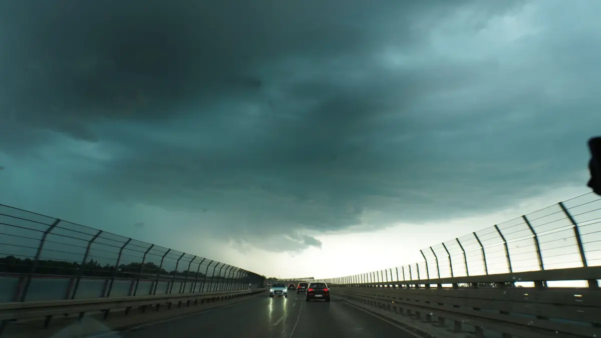Im Bild bei Nellingen
Unwetter in der Stuttgarter Region sorgte fuer Abkuehlung, Akuell bei 20 Grad , im Bild Neuhausen auf den Fildern sorgte Starkregen und Blitze.
Foto Andreas Rosar Fotoagentur-Stuttgart 30.06.2026