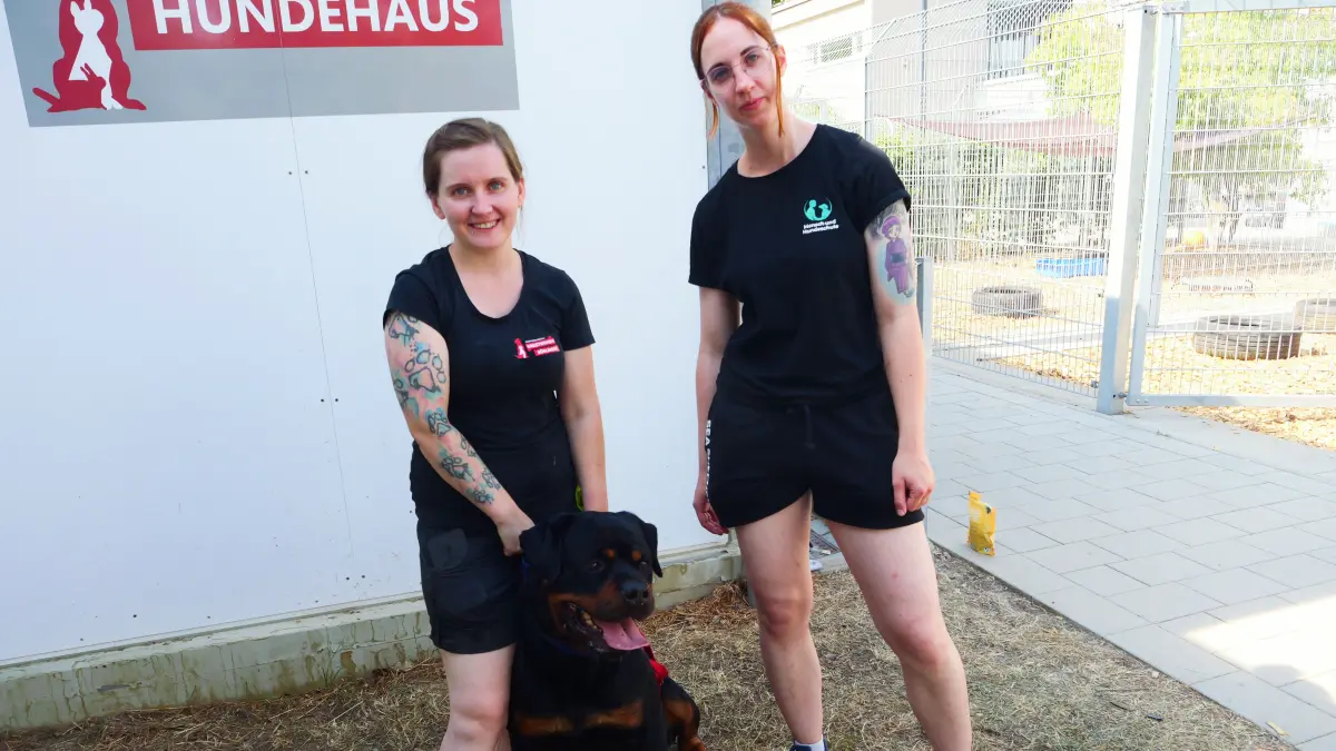 Bianca Balla (links, mit Ludwig) und Mathea Häußermann, ehrenamtliche Helferin
