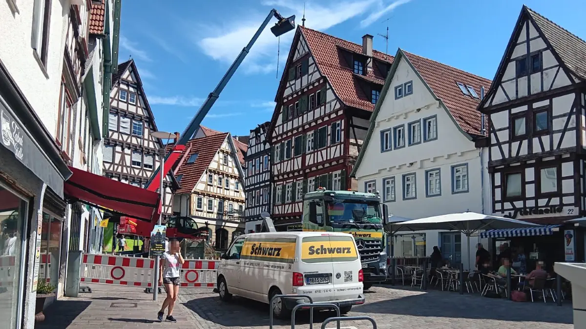 Einsatz für die Abbruchfirma: harte Arbeit nach dem Brand am Leonberer Marktplatz