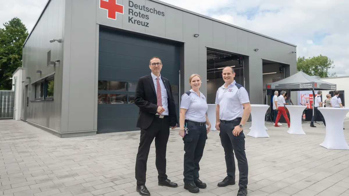 Einweihung der neuen Rettungswache Bad Cannstatt: 01.07.2026, Stuttgart: Ralph Schuster (l-r), Rettungsdienstleister Rotes Kreuz Stuttgart, Pia Stehning, stellvertretende Wachenleiterin und Wachenleiter Steffen Schreiner, stehen vor der neu eingeweihten Rettungswache in Bad Cannstatt. Foto: Lichtgut/Christoph Schmidt