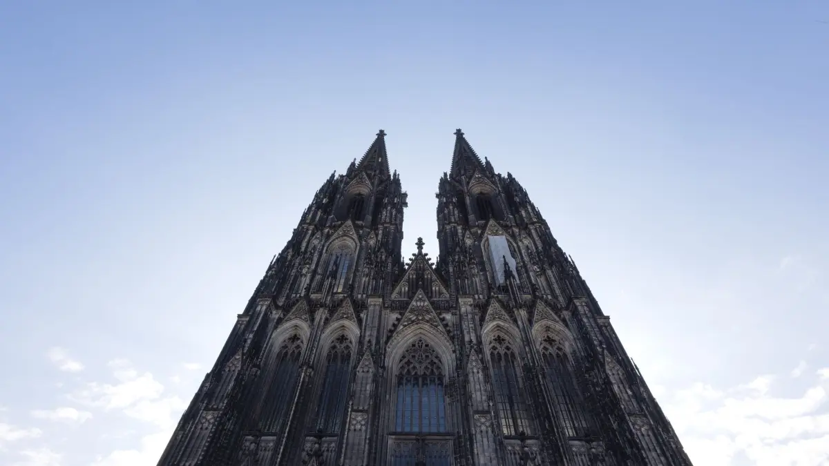 Zwölf Euro Eintritt für Kölner Dom: 01.07.2026, Nordrhein-Westfalen, Köln: Blick auf den Kölner Dom. Der Eintritt in den Kölner Dom kostet ab dem 1. Juli zwölf Euro für Besucher. Betende sollen in einen bestimmten Bereich weiterhin kostenlos Zutritt erhalten. Foto: Rolf Vennenbernd/dpa +++ dpa-Bildfunk +++