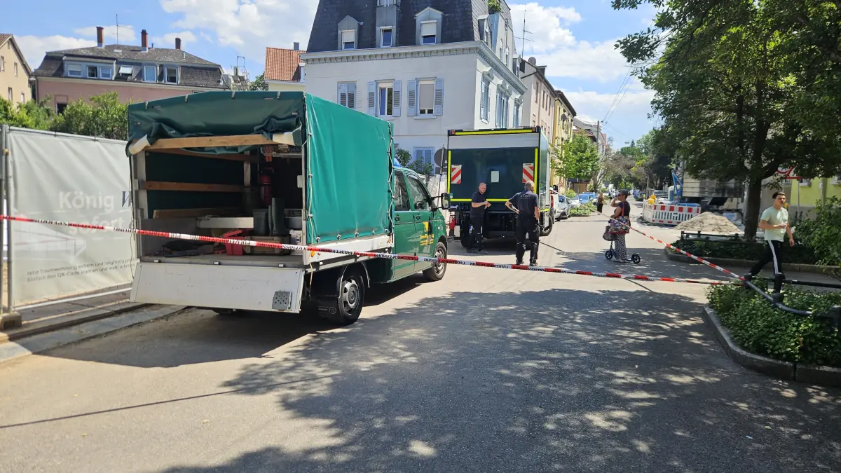 Auch Spezialisten der Kampfmittelbeseitigung sind an der betroffenen Baustelle im Einsatz.