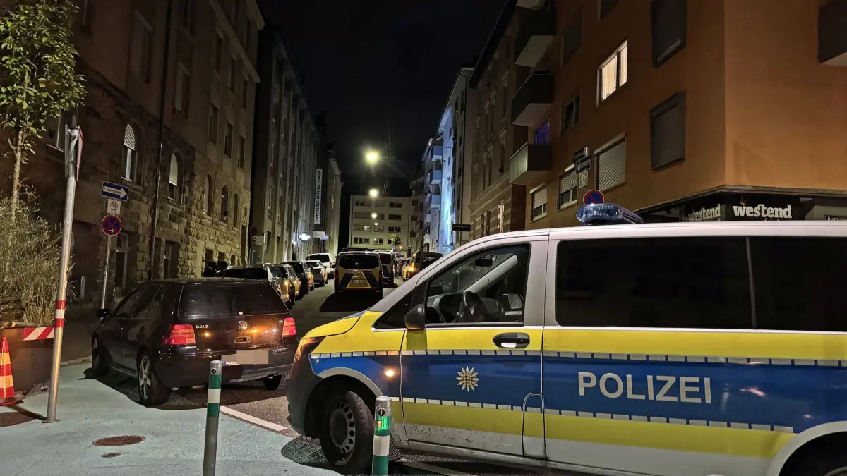 Stuttgart: Mann mit zwei Kuechenmesser loest groesseren Polizeieinsatz aus.: Am Spaeten Mittwoch Abend gingen bei der Polizei mehrere Notrufe aus der Reuchlinstrasse in Stuttgart-West ein das ein Mann mit zwei Messeren in der Hand auf der Strasse steht und wild um sich Schreit. Wenig spaeter treffen gegen 23:30 Uhr, 5 Streifen der Polizei an der Einsatzadresse ein und um stellten das Haus. Gegen 00:20 Uhr konnte der Mann durch die Polizei vorlaeufig Festgenommen werden. Aus welchem grund der mit den Messern auf die Strasse lief wird durch die Polizei nun Ermittelt, eine Gefahr fuer Anwohner bestand laut Polizei zu keinem Zeitpunkt.