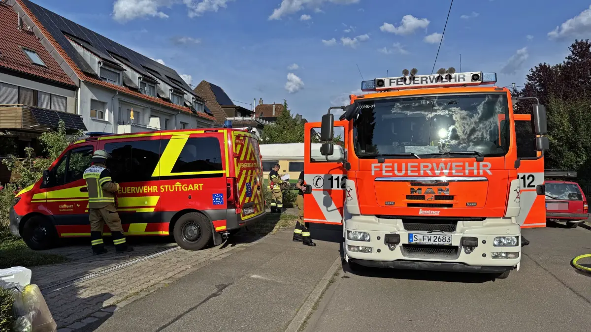 FW Stuttgart: Kellerbrand in einem Wohngebaeude in Stuttgart-Muenster<br />
Stuttgart (ots)<br />
<br />
- Brand in einem Kellerraum eines Wohngebaeudes<br />
- Zwei verletzte Personen<br />
Gegen 17:20 Uhr wurde die Feuerwehr Stuttgart zu einer Rauchentwicklung in einem Kellergeschoss eines Wohngebaeudes in Stuttgart-Muenster, Austrasse, alarmiert.<br />
<br />
Die ersten Einsatzkraefte stellten eine starke Rauchentwicklung an einem Kellerfenster des viergeschossigen Gebaeudes fest. Ein Bewohner hatte das Gebaeude vor dem Eintreffen der Feuerwehr bereits verlassen. Diese Person wurde rettungsdienstlich versorgt und zur weiteren Behandlung in eine Klinik transportiert.<br />
<br />
Unter Atemschutz gingen umgehend Einsatzkraefte mit einem Loeschrohr in das Kellergeschoss vor. Parallel kontrollierten zwei weitere Trupps unter Atemschutz die darueberliegenden Wohnungen, dabei wurden keine Personen angetroffen.<br />
<br />
Der Brand in einem Kellerraum konnte zuegig geloescht werden. In Anschluss an die Brandbekaempfung belueftete die Feuerwehr den vom Brand betroffenen Kellerbereich und Treppenraum mit Hochleistungslueftern und nahm zudem Messungen auf moegliche Schadstoffe vor. Fuer weitere Ermittlungen wurde das Gebaeude dann an die Polizei uebergeben.<br />
<br />
Bei den Loescharbeiten verletzte sich eine Feuerwehrangehoerige, sie wurde ebenfalls vom Rettungsdienst in eine Klinik transportiert.<br />
<br />
Einsatzkraefte<br />
<br />
Berufsfeuerwehr<br />
<br />
Feuerwache 1: Kleineinsatzfahrzeug-Tueroeffnung Feuerwache 2: Inspektionsdienst und Geraetewagen Hygiene Feuerwache 3: Loeschzug Feuerwache 4: Geraetewagen Atemschutz-Messtechnik<br />
<br />
Freiwillige Feuerwehr<br />
<br />
Abteilung Muenster<br />
<br />
Rettungsdienst<br />
<br />
Zwei Rettungswagen