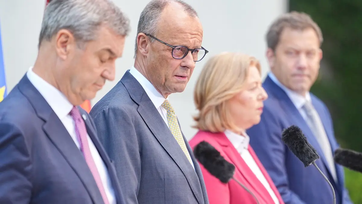 Pressekonferenz zu Ergebnissen des Koalitionsausschusses: 02.07.2026, Berlin: Markus Söder (CSU, l-r), Ministerpräsident von Bayern und CSU Vorsitzender, Bundeskanzler Friedrich Merz (CDU), Bärbel Bas (SPD), Bundesministerin für Arbeit und Soziales, und Lars Klingbeil (SPD), Bundesminister der Finanzen,
geben im Garten des Kanzleramtes eine Pressekonferenz nach der Sitzung des Koalitionsausschusses. Die Spitzen von Union und SPD stellen die Reformvorhaben der Bundesregierung vor. Foto: Michael Kappeler/dpa +++ dpa-Bildfunk +++