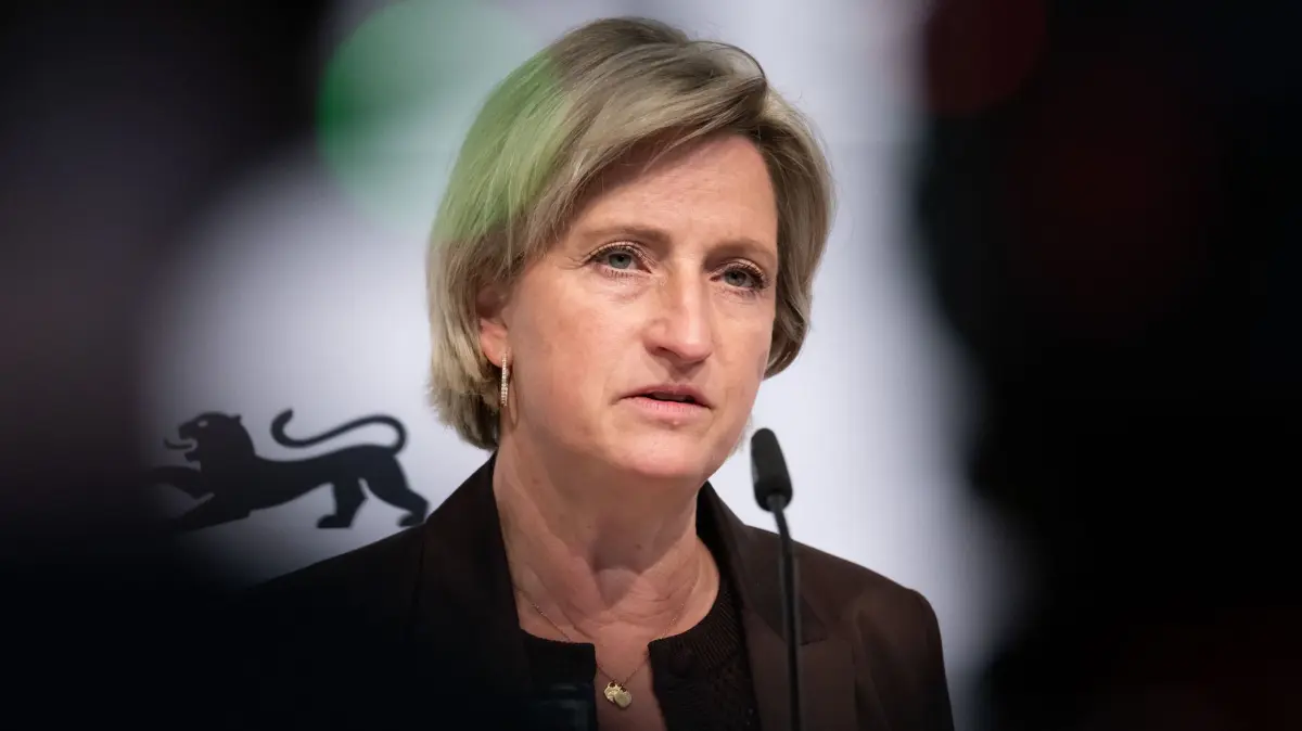 Pk zur Wirtschaftsministerkonferenz der Länder: 02.07.2026, Baden-Württemberg, Konstanz: Nicole Hoffmeister-Kraut (CDU), Wirtschaftsministerin in Baden-Württemberg und Vorsitzende der Wirtschaftsministerkonferenz während einer Pressekonferenz im Konzil zum Abschluss der Wirtschaftsministerkonferenz der Länder (WMK) in Baden-Württemberg. Foto: Silas Stein/dpa +++ dpa-Bildfunk +++