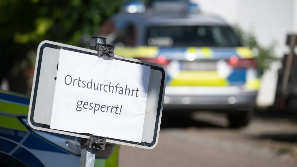 Streit um Haus eskaliert: Mordermittlungen gegen 61-Jährigen: 02.07.2026, Baden-Württemberg, Ingersheim: Blick auf ein Schild mit der Aufschrift „Ortsdurchfahrt gesperrt“ in der Nähe eines Wohnhauses in Ingersheim im Landkreis Ludwigsburg. Nach einem eskalierten Familienstreit um ein Wohnhaus ermitteln die Behörden gegen einen der Bewohner wegen des Verdachts des versuchten Mordes. Weil nicht auszuschließen gewesen sei, dass sich auch explosive Stoffe in dem Haus oder einer Garage befinden, sind auch Entschärfer des Landeskriminalamts vor Ort. Foto: Marijan Murat/dpa +++ dpa-Bildfunk +++