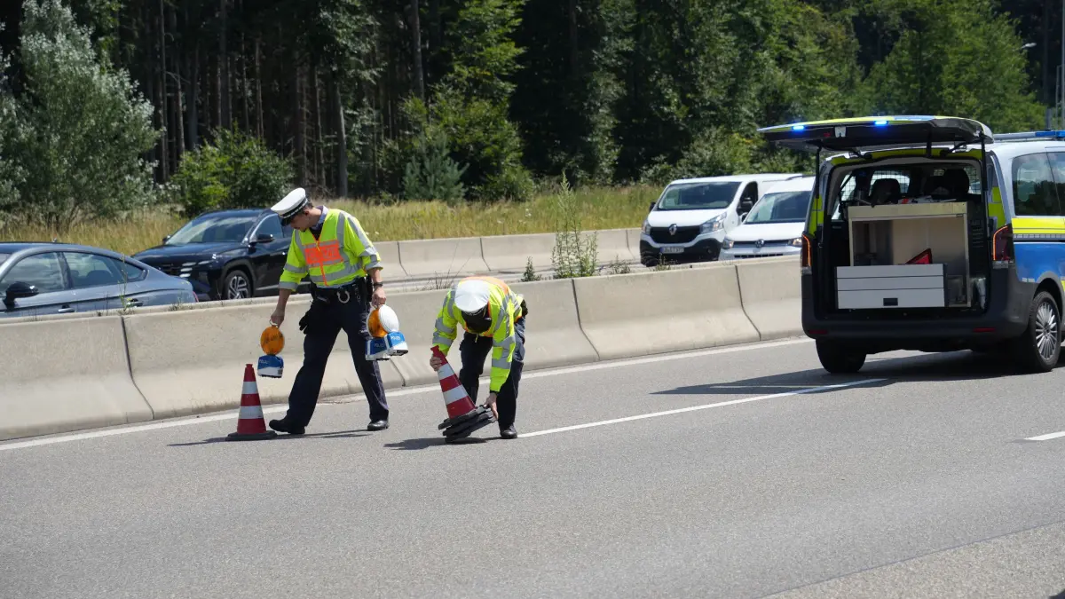 Gegen 11.50 Uhr wurde die Polizei von der Integrierten Leitstelle informiert, dass ein Gefahrguttransporter zwischen dem Rasthof Sindelfinger Wald und dem Autobahnkreuz Stuttgart gestoppt hat. Gemaess den derzeitigen Erkenntnissen befinden sich auf der Ladeflaeche des Sattelzugs Behaeltnisse mit Gefahrgut. Eines der Behaeltnisse schlug leck und der enthaltene entzuendbare fluessige Stoff lief innerhalb des Gefahrguttransporters aus. Der Sattelzug selbst ist weiterhin intakt.<br />
<br />
Derzeit ist die Bundesautobahn 8 in Fahrtrichtung Muenchen voll gesperrt. Es hat sich bereits aus Fahrtrichtung Karlsruhe sowie auf der Bundesautobahn 81 aus Richtung Heilbronn kommend Rueckstau gebildet.<br />
<br />
Der Verkehr auf der BAB 8 aus Richtung Karlsruhe wird im weiteren Verlauf an der Anschlussstelle Leonberg-Ost ab- und auf die B 831 bei Stuttgart umgeleitet, um so wieder in Fahrtrichtung Muenchen zu gelangen. Der Verkehr auf der BAB 81 aus Richtung Heilbronn wird an der Anschlussstelle Leonberg-West abgeleitet und ueber die Anschlussstelle Boeblingen-Hulb umgeleitet, um so wieder in Richtugn Muenchen fahren zu koennen.<br />
<br />
Feuerwehr, Rettungsdienst, Autobahnmeisterei und Polizei befinden sich mit starken Kraeften im Einsatz. Das Gefahrgut wird derzeit durch die Feuerwehr gekuehlt.<br />
<br />