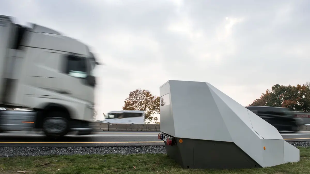 Mobile Anlage zur Geschwindigkeitsmessung: ARCHIV - 17.10.2017, NA, Kamen: Fahrzeuge passieren an der Autobahn A1 bei Kamen einen sogenannten «Enforcement Trailer», eine mobile Anlage zur Geschwindigkeitsmessung. (zu dpa: «Blitzer-Anhänger angezündet - Polizei sucht Täter») Foto: Bernd Thissen/dpa +++ dpa-Bildfunk +++