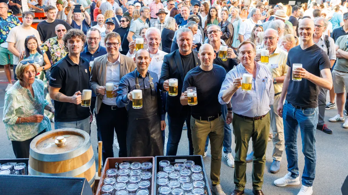 43. Stadtfest: Böblingen, Stadtfest, Fassanstich mit Stefan Belz und Lukas Dinklacker am Pestalozzihof.