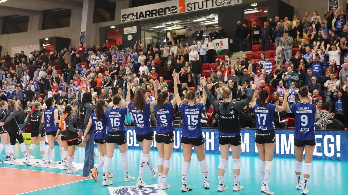Stuttgart , Bundesliga Volleyball Allianz MTV Stuttgart vs. Skurios Volleys Borken , Jubel Stuttgart mit La Ola vor den Fans *** Stuttgart , Bundesliga Volleyball Allianz MTV Stuttgart vs Skurios Volleys Borken , Stuttgart cheers with La Ola in front of the fans