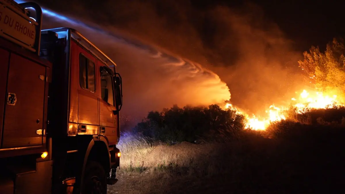 Dieses von der französischen Feuerwehr SDIS13 zur Verfügung gestellte Foto zeigt den Waldbrand in der Nähe von La Fare in Südfrankreich.